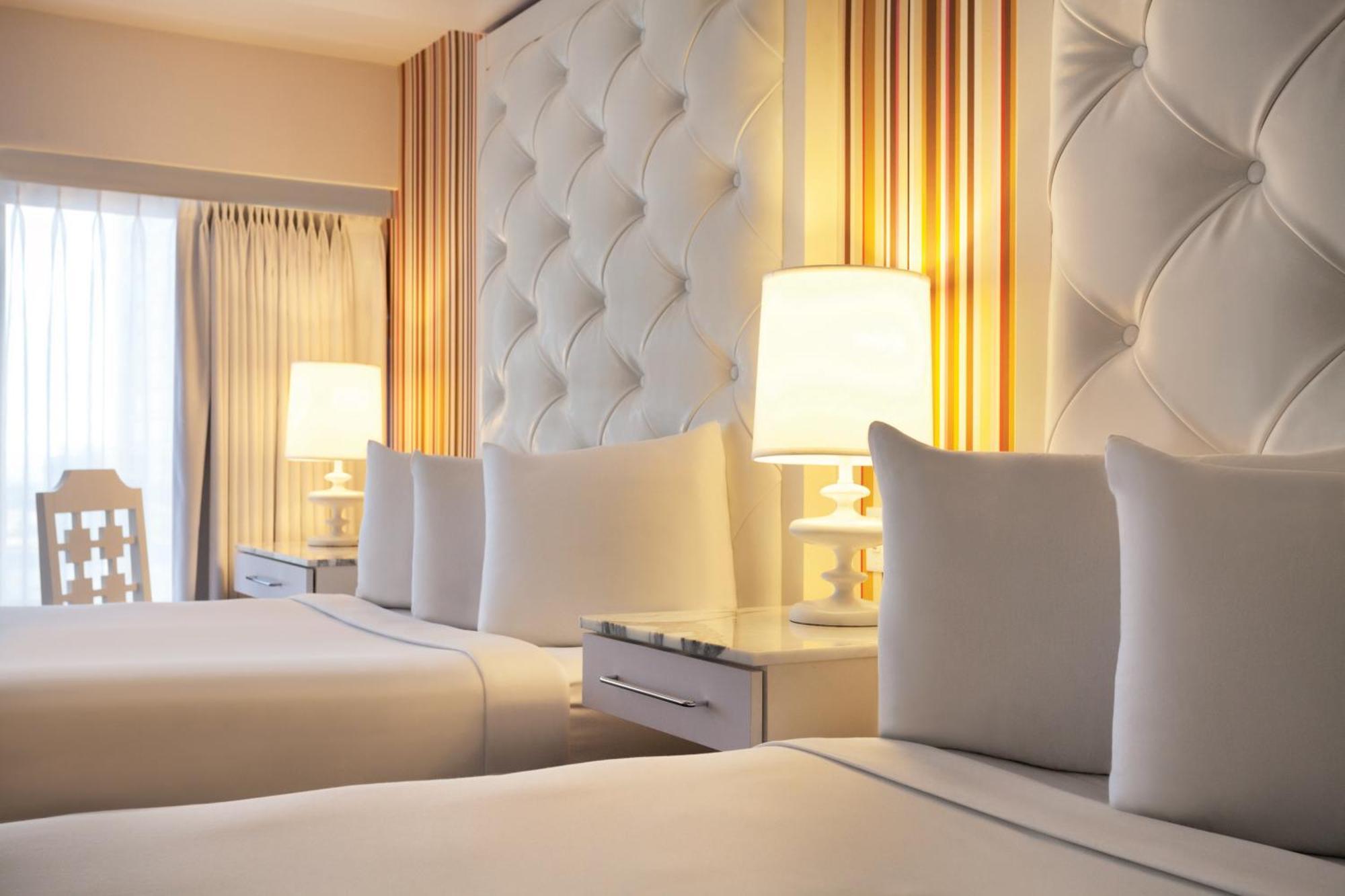 Quarto Go com 2 Camas Queen-size e Vista da Atração